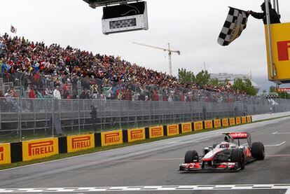 El británico arrebató a Vettel el triunfo en la última vuelta al aprovechar un error del piloto alemán y logró su primera victoria en el presente campeonato.