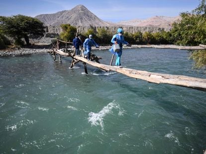 Trabajadores sanitarios viajan para vacunar personas de la tercera edad contra la covid-19 en Arequipa (Perú), en 2021.