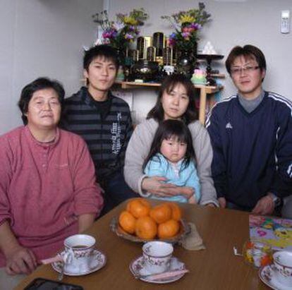 Kenta Abe y su familia en su casa prefabricada.
