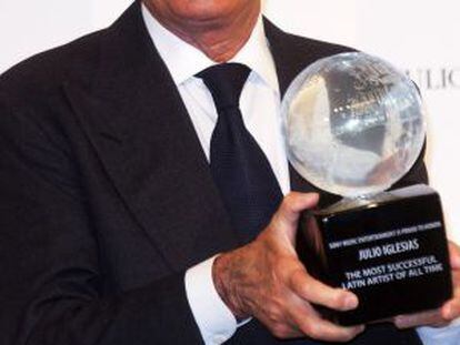 Julio Iglesias, tras recibir ayer su premio en Londres.