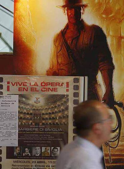 Junto al cartel del nuevo Indiana Jones, un cine de Madrid anuncia la retrasmisión de una ópera.