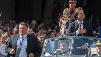 El jefe de la custodia presidencial, Alejandro Astesiano (izq), al lado de Luis Lacalle Pou, en Montevideo.