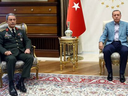 El presidente Erdogan, a la derecha, durante una reuni&oacute;n con el jefe del Consejo, el general Hulusi Akar.