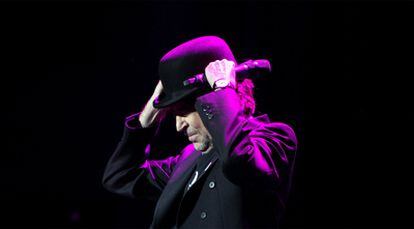 Joaquín Sabina se coloca un sombrero durante el concierto.