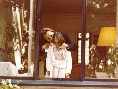 Laurence Debray, con su padre Régis, en una foto del álbum familiar.