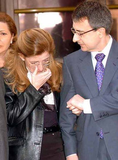 El juez del Olmo, con la fiscal del caso del 11-M, Olga Sánchez, durante una concentración en recuerdo de las víctimas de los atentados, el 11 de marzo de 2005.