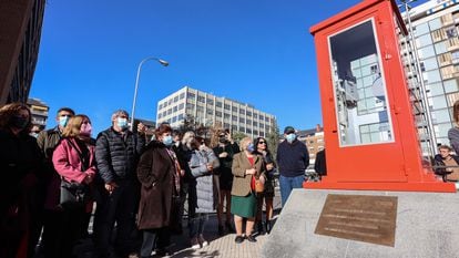 Los familiares del director de cine Antonio Mercero inauguran una cabina roja instalada en la plaza del Conde del Valle Súchil en Chamberí en homenaje a su película 'La Cabina'.