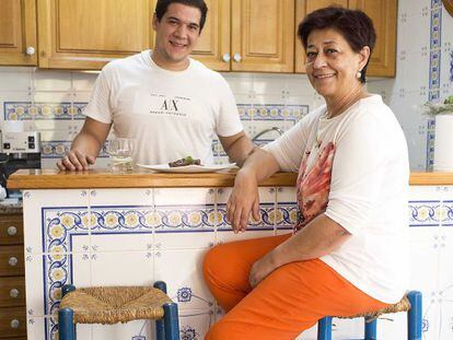 Juan Manuel Sánchez con su madre, Juani, en su casa de Albox el lunes pasado.