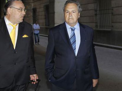 El expresidente de Invercaria, Tomás Pérez Sauquillo, a la derecha, en los juzgados de Sevilla.