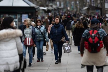 Varias personas, la mayoría sin mascarilla, caminan por la Rambla de Barcelona.