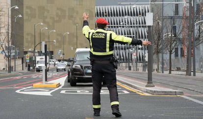 Un policía municipal de Bilbao ordenando el tráfico