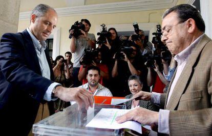 Francisco Camps deposita su voto.