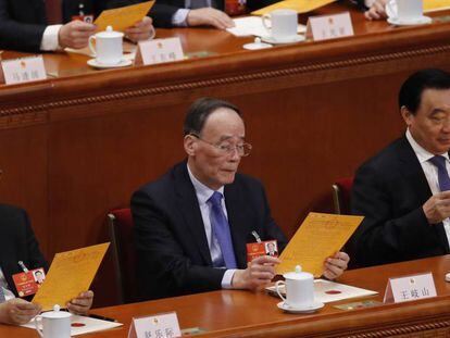 El vicepresidente Wang Qishan (centro), durante el Congreso Nacional Popular, el pasado 19 de marzo en Pekín.
