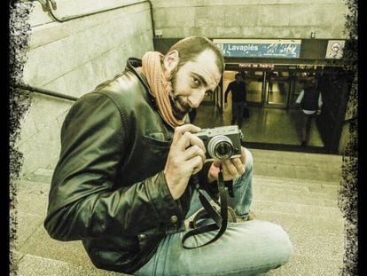 El fotoperiodista Manu Brabo en el barrio de Lavapi&eacute;s, donde vivi&oacute; varios a&ntilde;os.
 