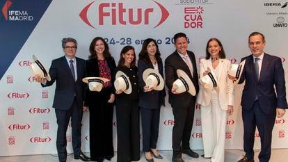 Representantes de Ifema y autoridades invitadas a la presentación de Fitur 2024 con sombreros ecuatorianos.