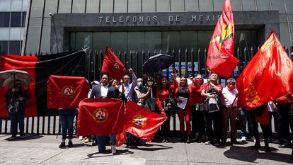 Integrantes del sindicato de telefonistas se manifiestan afuera de las oficinas de Telmex, en Ciudad de México, el 21 de julio de 2022.