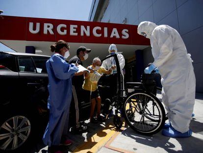 Sanitarios atienden a un enfermo en un hospital de Monterrey (México).