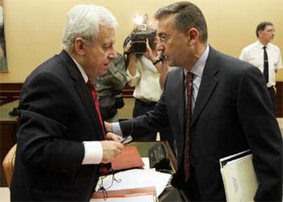 Jaime Ignacio del Burgo, diputado del PP, conversa con el presidente de la comisión, Paulino Rivero (CC).