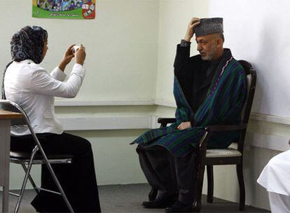 Karzai, durante los trámites para la inscripción de su candidatura en las presidenciales afganas.