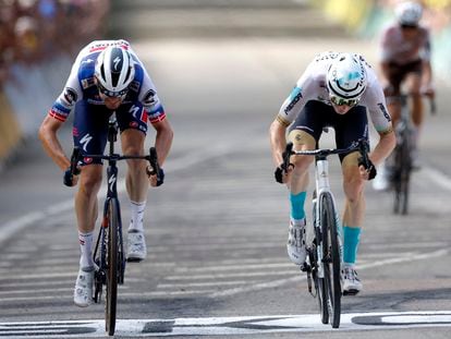 Matej Mohoric y Kasper Asgreen al momento de cruzar la linea de meta de la 19ª etapa del Tour de Francia.