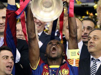 Abidal levanta el trofeo de campeón.