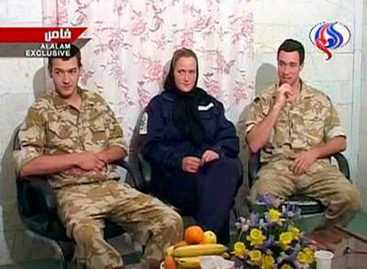Imagen de televisión del <i>marine</i> Summers (izquierda),  la marinera Turney, y de  otro militar británico.