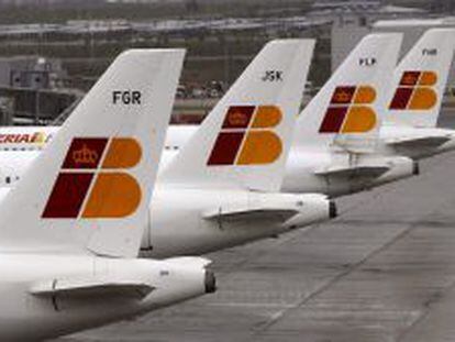 Aviones de Iberia, en la terminal T4 del aeropuerto de Barajas. EFE/Archivo