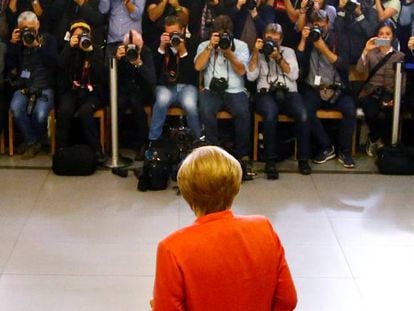 La canciller alemana, Angela Merkel, se dirige hoy a votar en Berlín.
