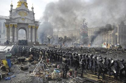 Agentes antidisturbios permanecen en guardia durante las protestas opositoras en la plaza de la Independencia de Kiev (Ucrania) el 19 de febrero de 2014.