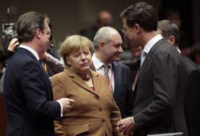 La canciller alemana, Angela Merkel, habla con el primer ministro británico, David Cameron, y el de Dinamarca, Mark Rutte, durante la cumbre extraordinaria para negociar el presupuesto plurianual para 2014-2020.