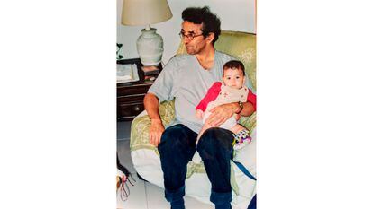 Roberto Bolaño con su hija Alexandra, fotografiados por Montiel en su piso de Blanes en septiembre de 2001.