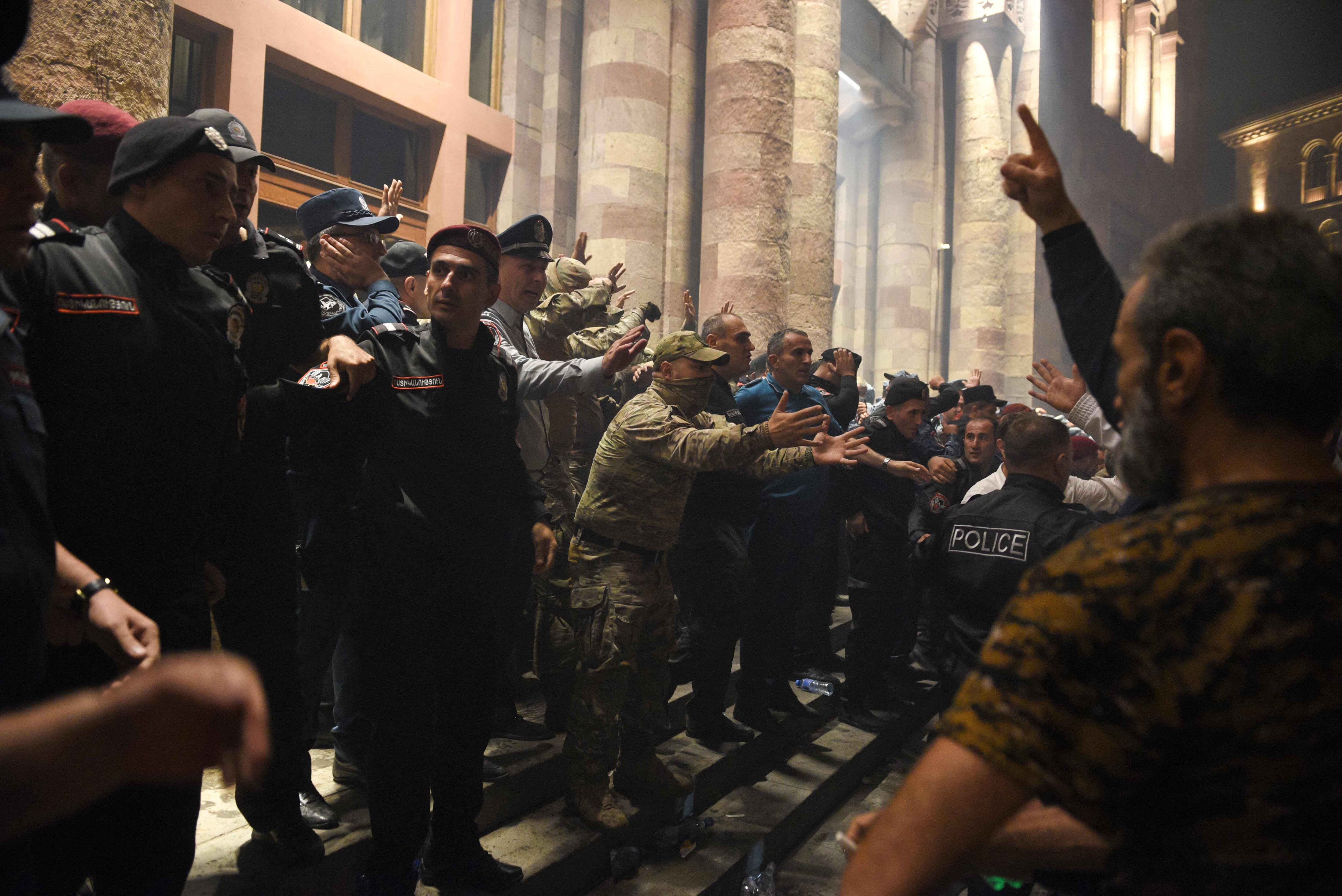 Manifestantes se enfrentaban este martes a la policía en una protesta contra el primer ministro armenio, Nikol Pashinián, en Ereván, la capital.