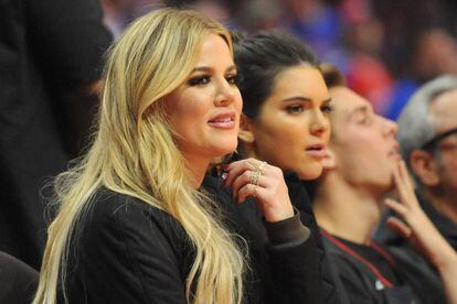 Khloe Kardashian y Kendall Jenner, durante un partido entre los Houston Rockets y Los Angeles Clippers en Los &Aacute;ngeles en 2015.