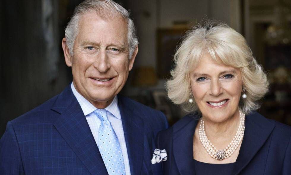 Carlos de Inglaterra y Camilla Parker Bowles en el retrato oficial difundido por el 70 cumpleaños de la duquesa.