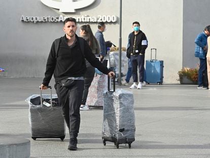 Una persona camina con sus maletas en el Aeropuerto Internacional Ezeiza, a las afueras de Buenos Aires, el 30 de septiembre de 2022.