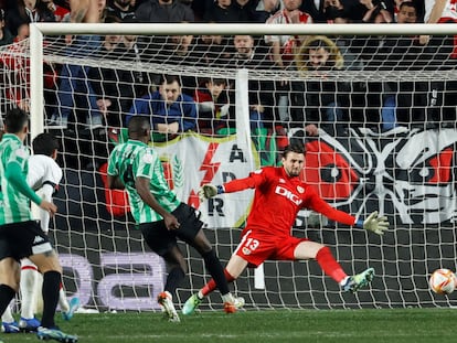 William Carvalho remata a puerta y marca el segundo gol del Betis al Rayo Vallecano en el partido de ida de las semifinales de la Copa del Rey..