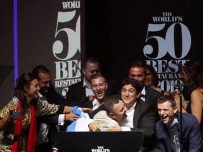 El chef argentino Mauro Colagreco, del restaurante Mirazur celebra con su equipo el primer puesto de la lista de los 50 mejores del mundo, cuyos premios se han entregado en Singapur.