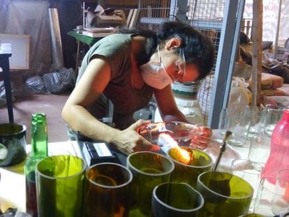 Una mujer trabaja en el taller de vitrofusión.