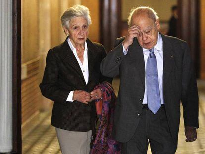 Marta Ferrusola i Jordi Pujol després de declarar en comissió parlamentària el 2015.