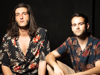 Óscar Espirita (izquierda) y Adrián Peñalver son algunos de los autores que publican ‘Florecer será un crimen’.