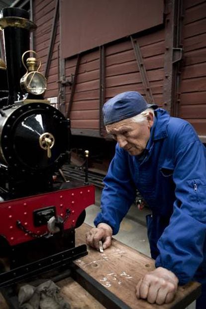 Emilio López, mecánico jubilado, junto a la locomotora de vapor a escala  Santa Rosa, diseñada y construida por él en el depósito de material ferroviario de Avenfer, en Venta de Baños.
