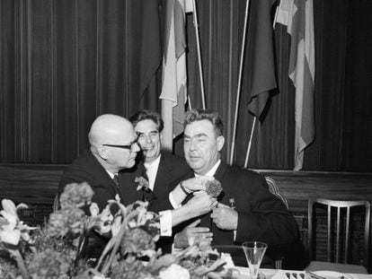 El presidente de Finlandia, Urho Kekkonen, ayuda al líder soviético Leonid Brézhnev a ponerse un clavel en la solapa durante su visita a Helsinki en septiembre de 1961.
