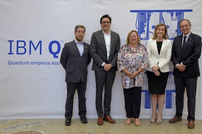 De izquierda a derecha: Juan José García Ripoll, investigador del Csic; Dario Gil, director de IBM research; Rosa Menendez, presidenta del Csic; Marta Martínez, presidenta de IBM España; Federico Mompeán, investigador del Csic.