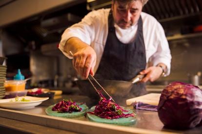 The chef prepares red cabbage. 