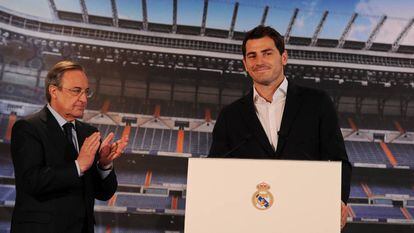 Florentino Pérez aplaude a Iker Casillas al comunicar su baja del Real Madrid en 2015.