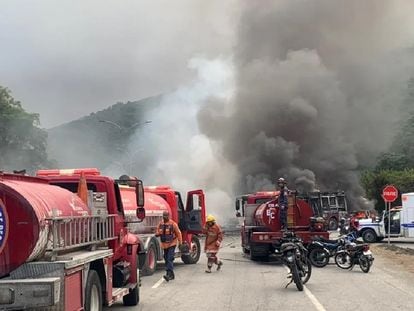Personal de emergencia trabaja en la zona del accidente en la autopista Gran Mariscal de Ayacucho.