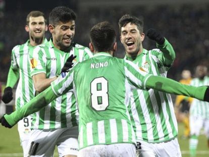 Los jugadores del Betis celebran el gol de Nono.