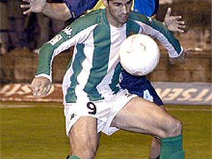 Fernando protege la pelota ante Pedragosa.