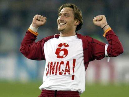 Totti celebra un gol con una camiseta en la que se lee: "Eres única".