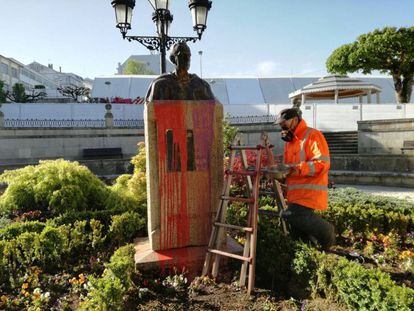 Un operario municipal limpia el busto de Fraga en Vilalba.